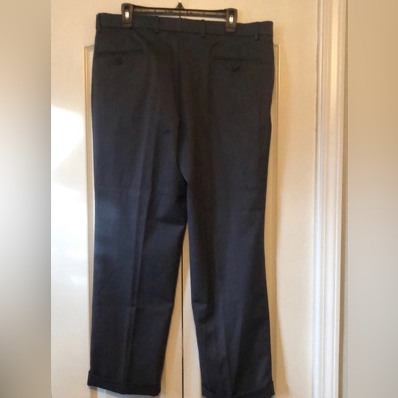 Two pairs of men’s Dockers - Picture 5 of 15